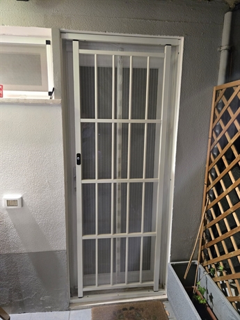 inferriata bianca con serratura esterna